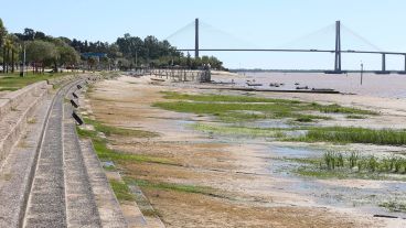 La altura del río este sábado en Rosario llegó a los 0,87 metros. En la Rambla Catalunya la bajante es notoria.