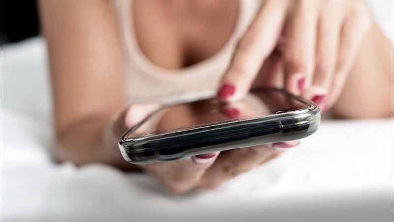 Aconseja priorizar el sexo y las citas en línea por la pandemia.