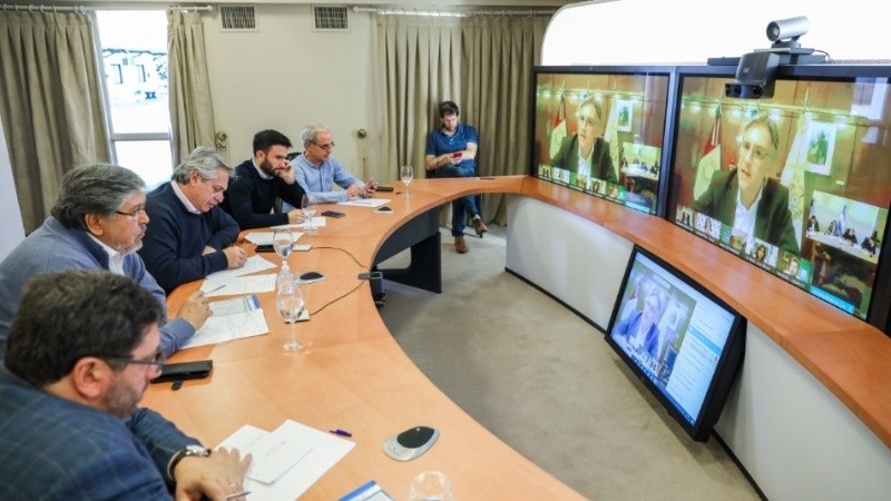 Fernández encabezó la videoconferencia con intendentes de todo el país.