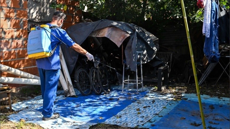 Las cuadrillas municipales realizan fumigaciones en diferentes barrios.