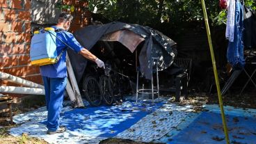 Las cuadrillas municipales realizan fumigaciones en diferentes barrios.