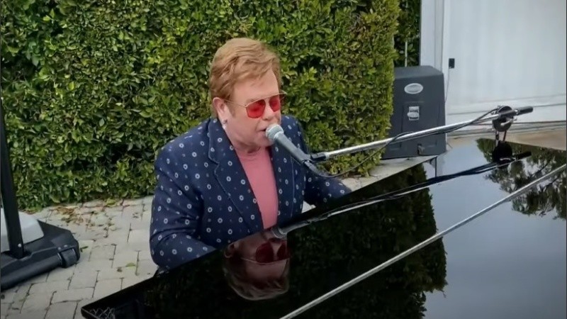 Una captura de la presentación de Elton John en el mega concierto 