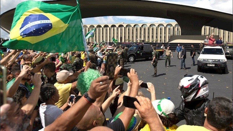 El mandatario se acercó a sus simpatizantes en una camioneta.
