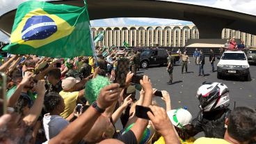 El mandatario se acercó a sus simpatizantes en una camioneta.