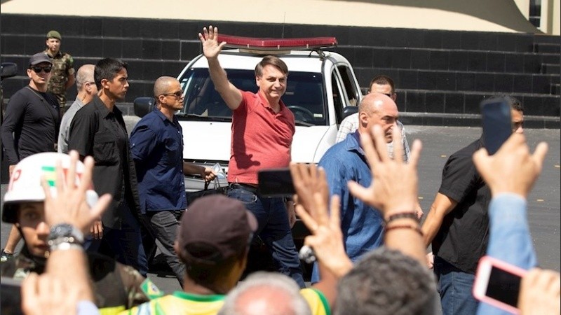 El mandatario se acercó a sus simpatizantes en una camioneta.