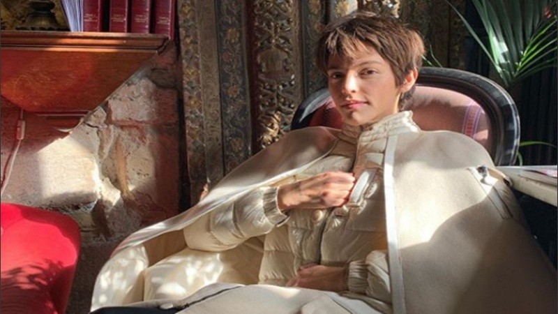 Calu se despierta al amanecer en esta cuarentena. 