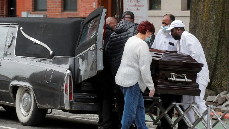 Por el colapso de las funerarias, mucha personas están optando por la cremación.