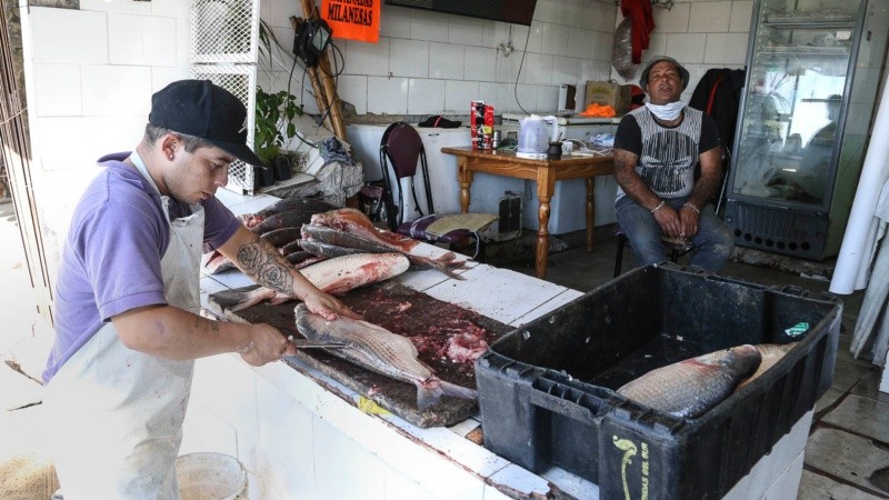 Modalidad delivery. Muchos clientes mandan cadetes para buscar pescados frescos en los puestos de La Florida.