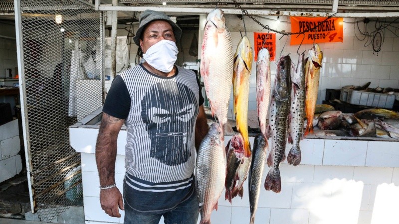 Marcelo, pescador hace 30 años, tiene un puesto en La Florida y  dijo que a pesar de esta pandemia, saldrá adelante como lo hizo muchas veces. 