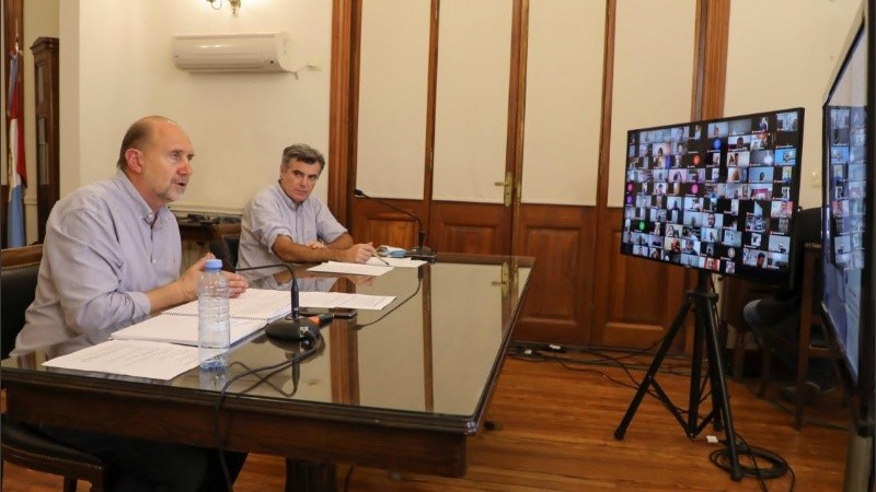 Perotti en contacto con intendentes y presidente comunales, donde explicó cómo será esta semana de actividad. 