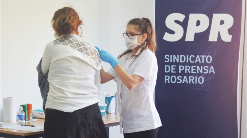 Desde el SPR anunciaron que continuarán con la vacunación en la medida que se reciba las dosis.