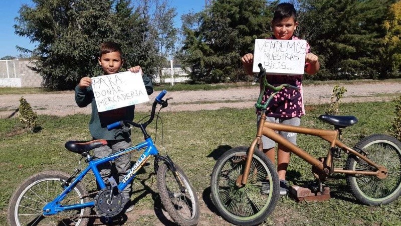 Gabriel y Santino con las bicis que pusieron a la venta para ayudar. 