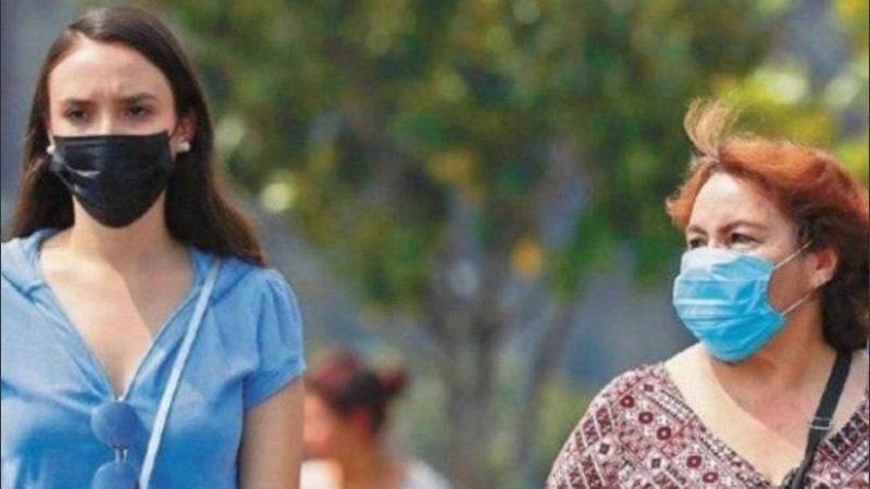 La obligatoriedad del cubreboca competía con la humedad y el calor en las calles.