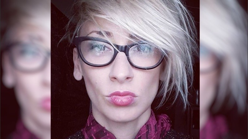 Evelina sanzo Trabaja en las canciones de su tercer disco.