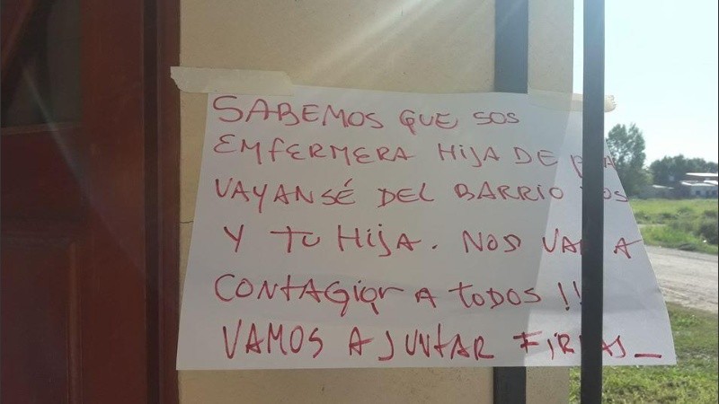 El cartel que le dejaron a la enfermera en la puerta de su casa. 