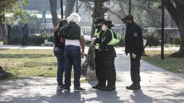 A un mes de la cuarentena obligatoria, hubo más movimiento de gente en el centro rosarino.