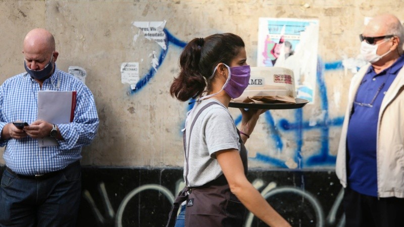 A un mes de la cuarentena obligatoria, hubo más movimiento de gente en el centro rosarino.