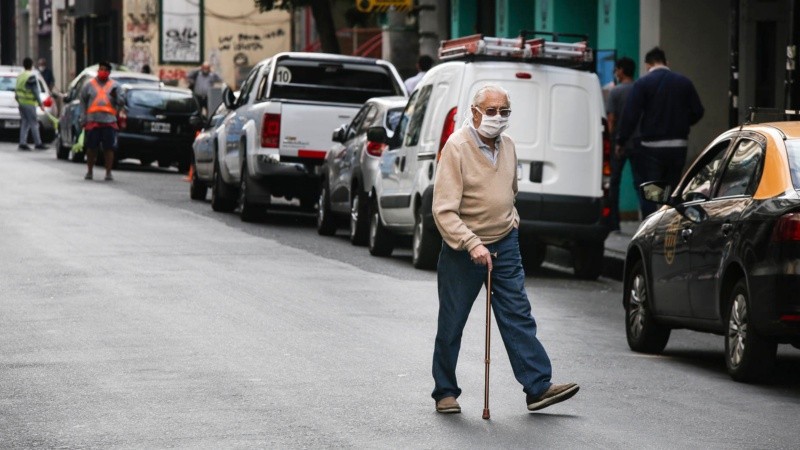 A un mes de la cuarentena obligatoria, hubo más movimiento de gente en el centro rosarino.