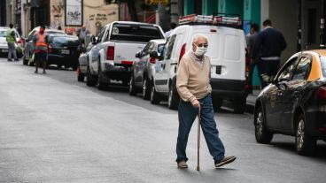 A un mes de la cuarentena obligatoria, hubo más movimiento de gente en el centro rosarino.
