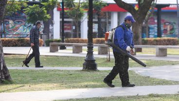 A un mes de la cuarentena obligatoria, hubo más movimiento de gente en el centro rosarino.