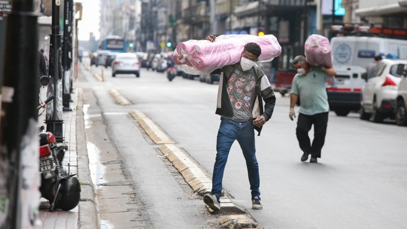 A un mes de la cuarentena obligatoria, hubo más movimiento de gente en el centro rosarino.