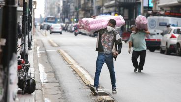A un mes de la cuarentena obligatoria, hubo más movimiento de gente en el centro rosarino.