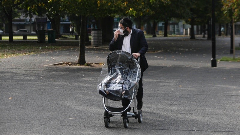 A un mes de la cuarentena obligatoria, hubo más movimiento de gente en el centro rosarino.