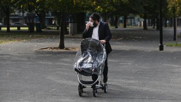 A un mes de la cuarentena obligatoria, hubo más movimiento de gente en el centro rosarino.