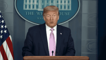 Trump leyó buena parte de su mensaje este sábado, con la crisis ya desatada.