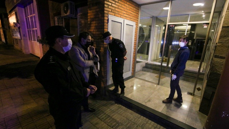 El fiscal en la puerta del edificio este martes por la noche. 