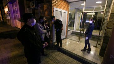 El fiscal en la puerta del edificio este martes por la noche.