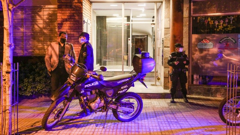 La policía en el lugar del hecho en Pueyrredón y Mendoza.