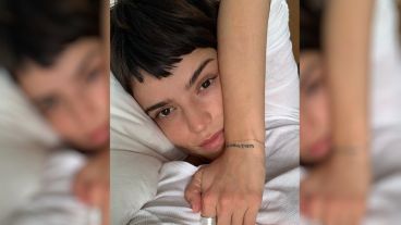 "¿Si pudieras viajar a donde irías y porque (sic)?", pregunta Calu Rivero.