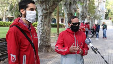 En plaza San Martín este mediodía: el reclamo es por aumento salarial y mejores condiciones laborales.