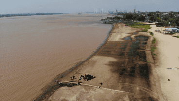 Las fotos de la costa rosarina de un Paraná en retroceso.