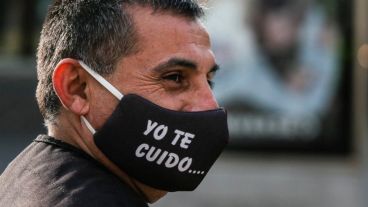 Usar el barbijo es obligatorio en Rosario.
