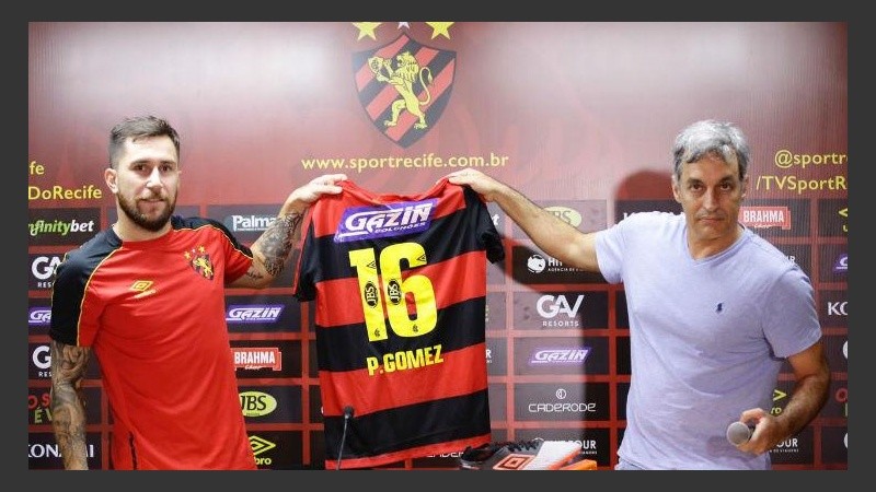 Jonatan Gómez con la camiseta que le regaló a su hijo Pedro.