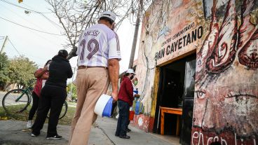La entrega de comida arranca alrededor de las 11 para evitar que se acumulen personas en el frente del comedor.