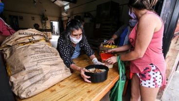 La entrega se hace en la puerta del comedor para mantener una distancia prudente.