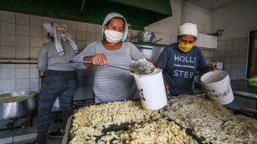 Alrededor de 30 kilos de fideos y más de 500 albóndigas se cocinaron este jueves al mediodía.