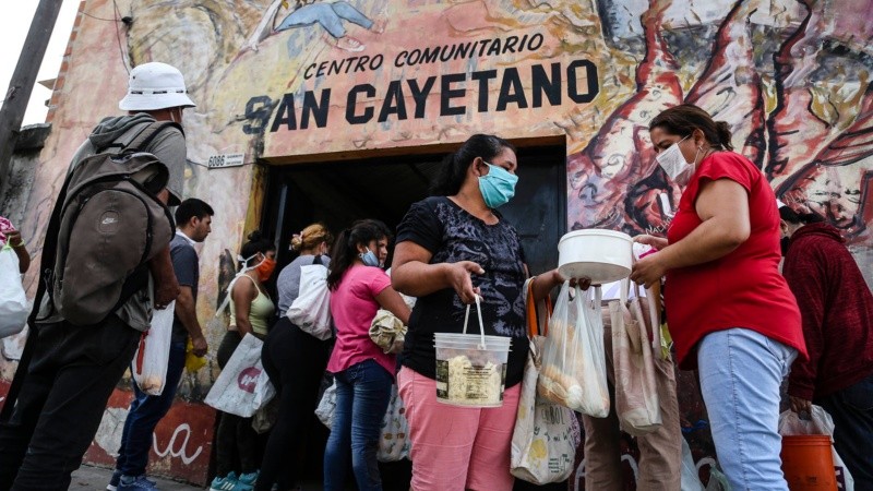 La demanda de comida se multiplicó en comedores de Rosario y el país.