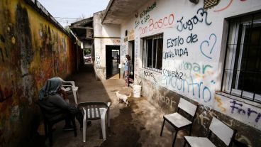 El interior del comedor San Cayetano en barrio Ludueña.