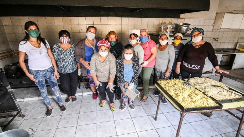 Parte de las mujeres que cocinan y alimentan a más de 300 familias en bariio Ludueña. 