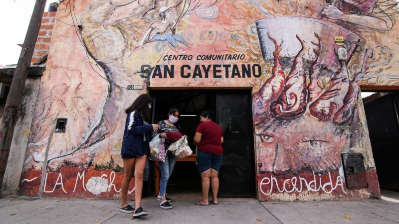 De lunes a viernes el comedor San Cayetano abre sus puertas para los que más lo necesitan.