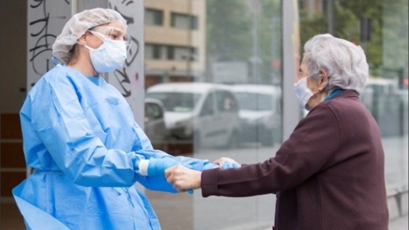 Según Hans Kluge, el personal médico de los geriátricos suele estar sobrecargado de trabajo y mal pagado y pidió que se les den más equipos de protección y apoyo.