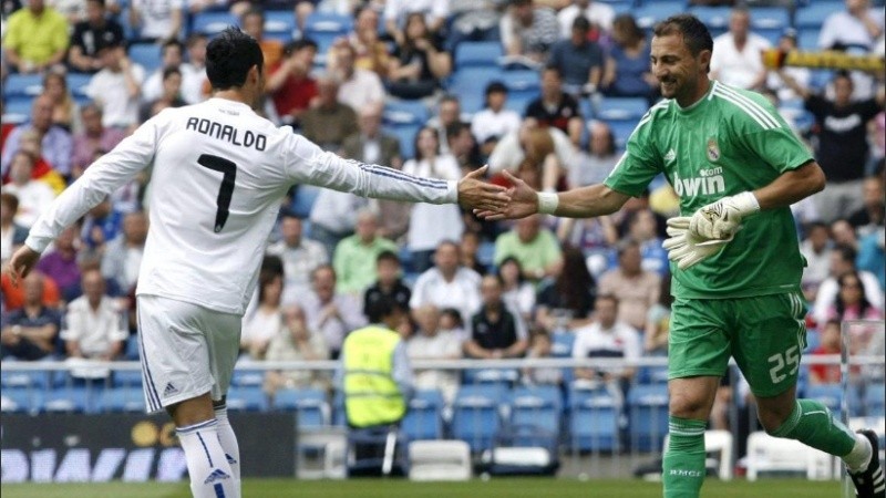 Dudek se saluda con Cristiano Ronaldo, a quien también se refirió.