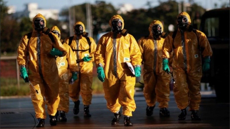 Integrantes de la Armada de Brasil llegan para desinfectar la estación central de buses en medio del brote de coronavirus, en Brasilia.