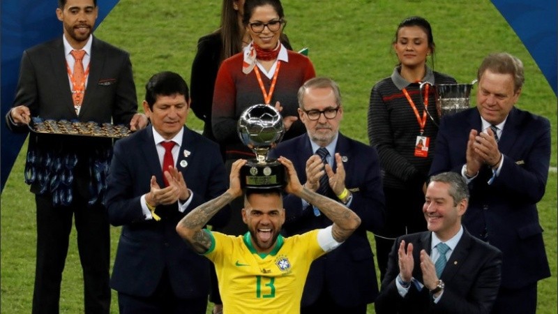 Alves con la copa en sus manos. Criticó a su amigo Lionel Messi.