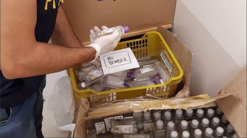 El alcohol en gel secuestrado por la Policía Federal. 