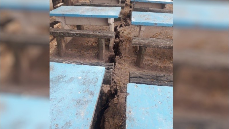 La rajadura en el suelo tendría una extensión de entre 15 y 20 metros.